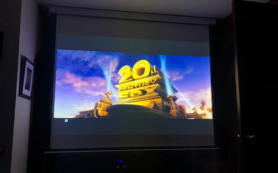 telon de proyeccion con sistema manual instalado en bogota