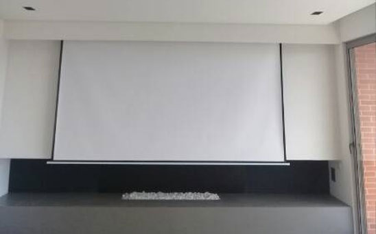 telon electrico y ascensor para video beam en apartamento lujoso en bogota
