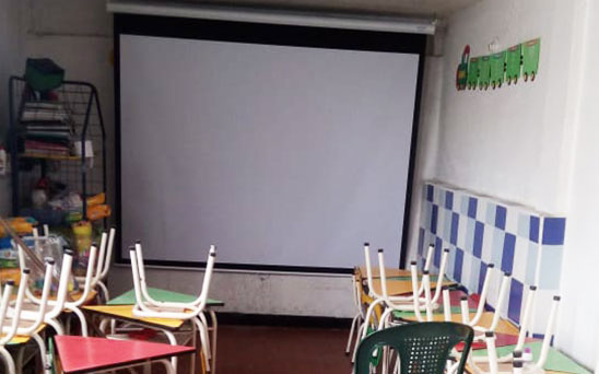 telon manual de 203 x 153 en una institucion educativa